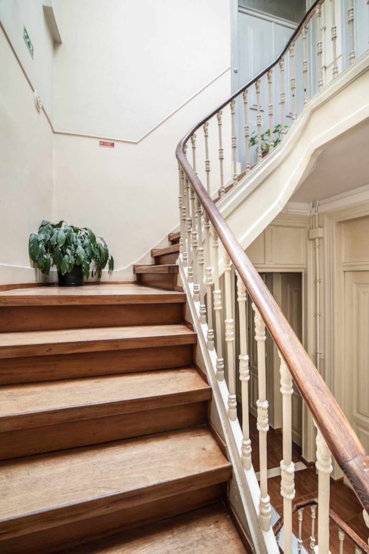 Edifício vazio à venda em Lisboa, incluindo negócio hoteleiro