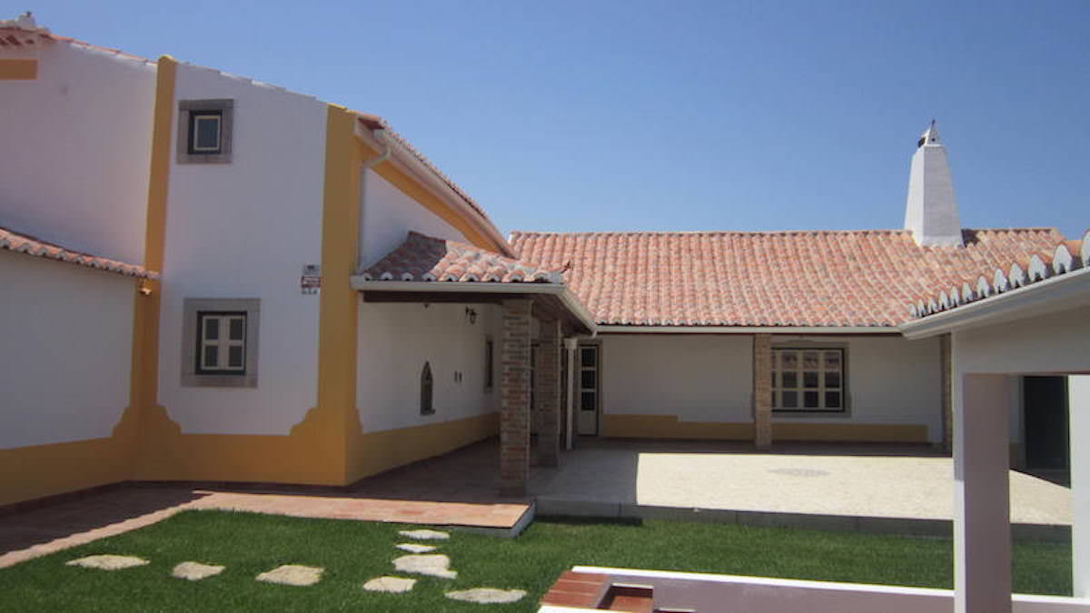 Charming 5 bedroom villa on the Lisbon Coast Lisboa Villas Luz Portuguese Real Estate Agency