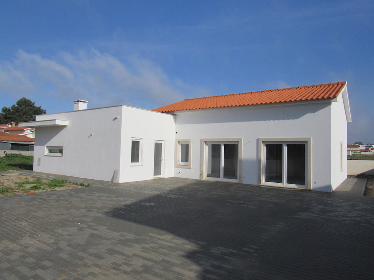 Modern detached house in Nadadouro for sale