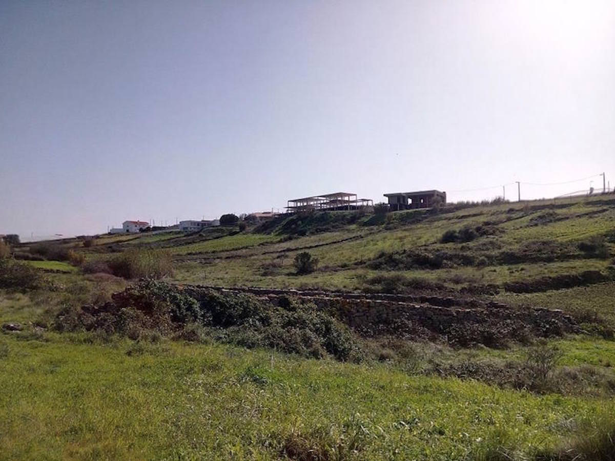 Terreno com 2 casas geminadas com vista para o mar em Sintra não terminada.