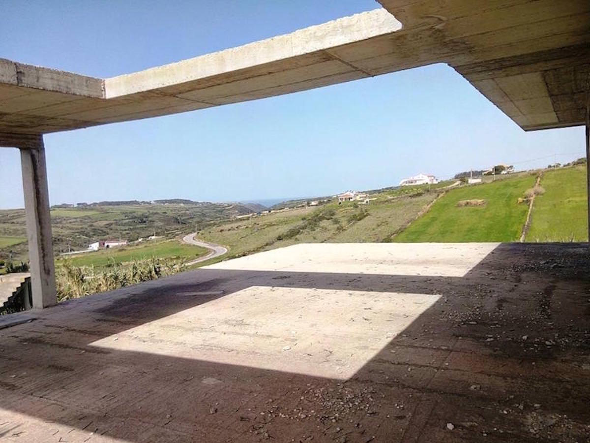 Terreno com 2 casas geminadas com vista para o mar em Sintra não terminada.