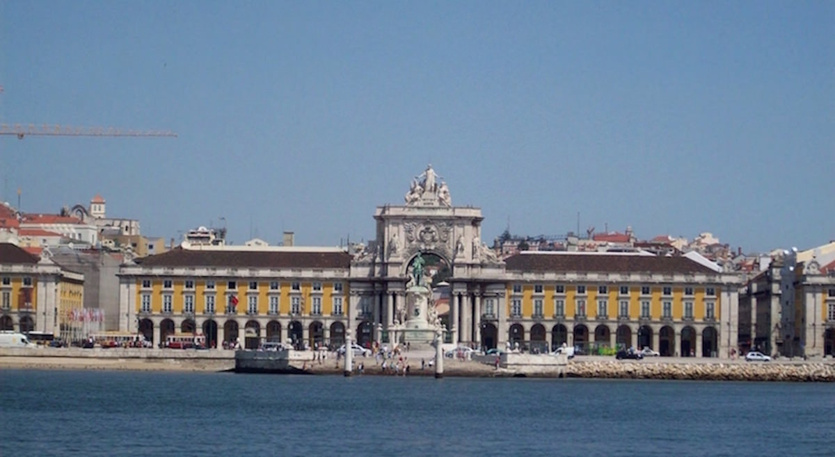 Apartamento totalmente remodelado, num imóvel antigo e típico, em pleno centro histórico
