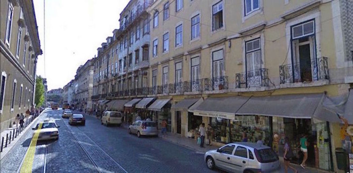 Apartamento totalmente remodelado, num imóvel antigo e típico, em pleno centro histórico