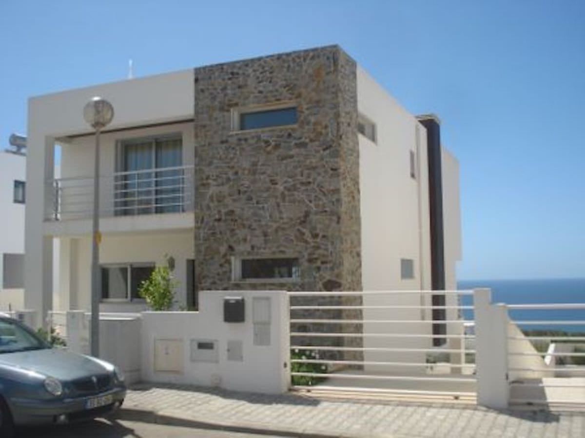 Contemporary villa in Lourinha seafront