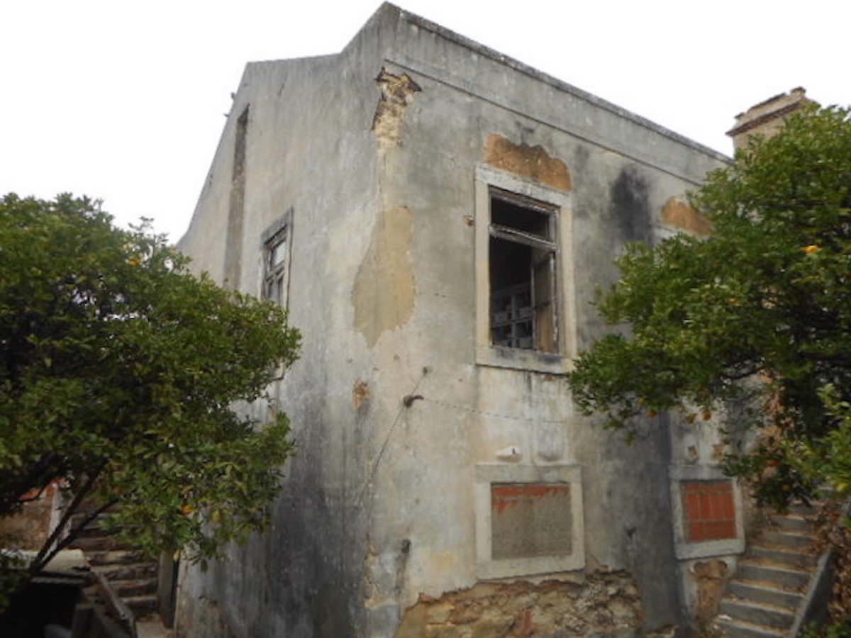 Casa em ruína em Lisboa com terreno