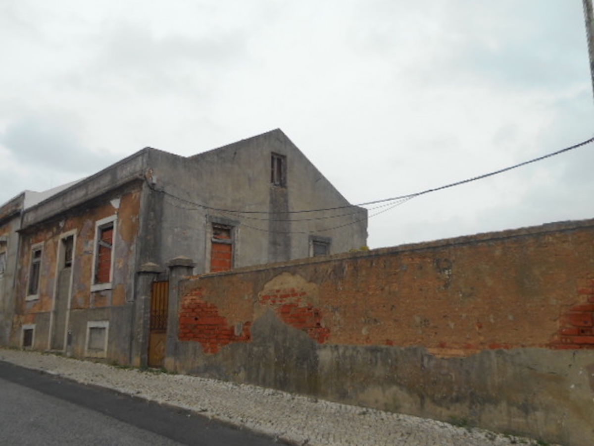 Casa em ruína em Lisboa com terreno