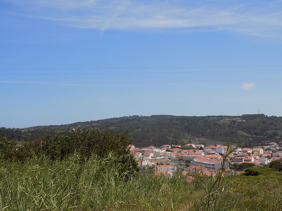 Belo terreno urbano com vistas abertas sobre Foz do Arelho