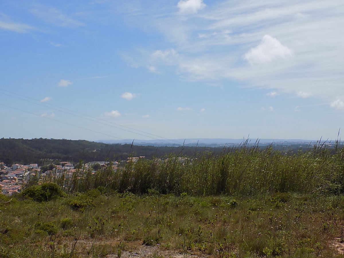 Belo terreno urbano com vistas abertas sobre Foz do Arelho
