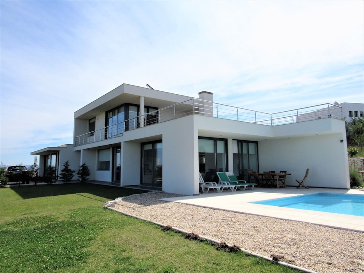 Modern villa with great views near Óbidos