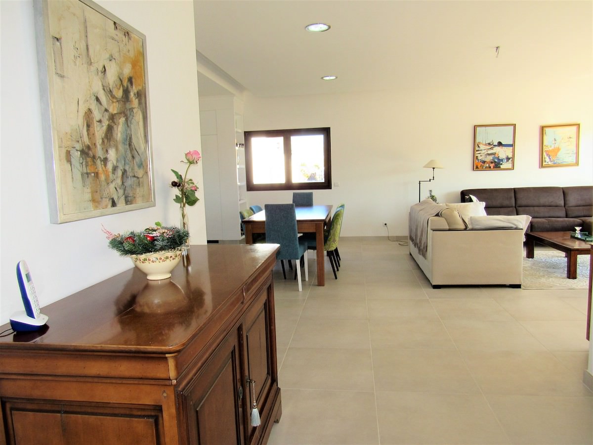 Villa traditionnelle avec sol en pierre et intérieur moderne