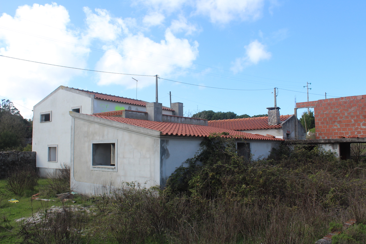 Quintinha por acabar perto da Lourinhã