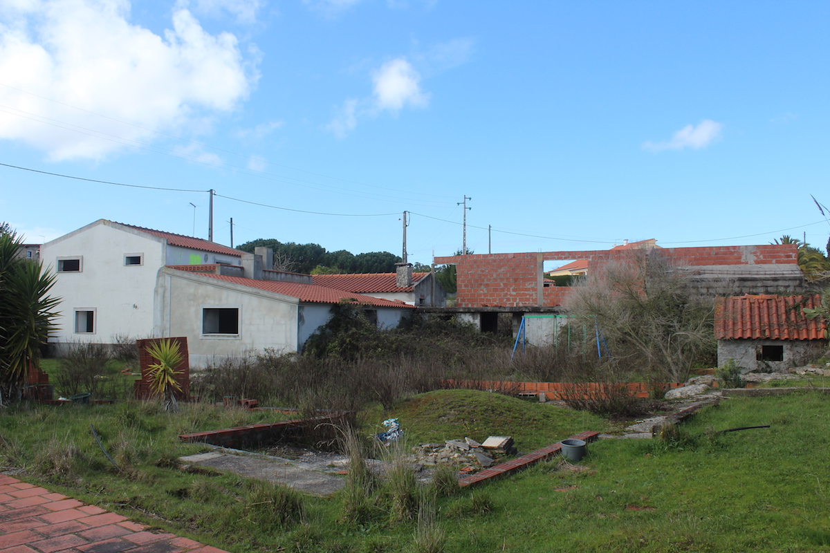 Quintinha por acabar perto da Lourinhã