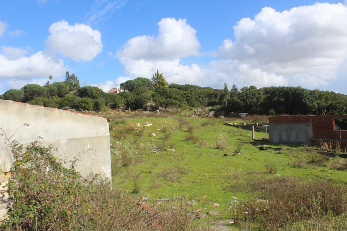 Quintinha por acabar perto da Lourinhã