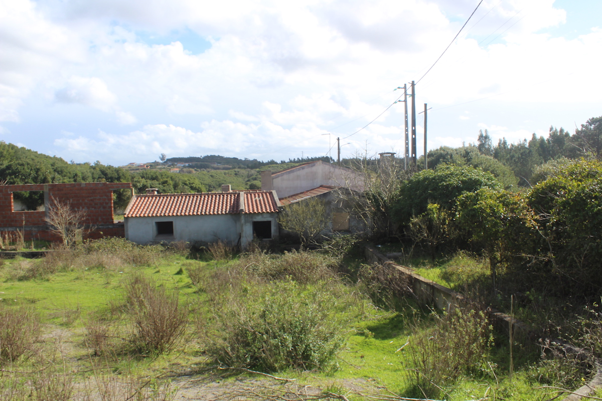 Quintinha por acabar perto da Lourinhã
