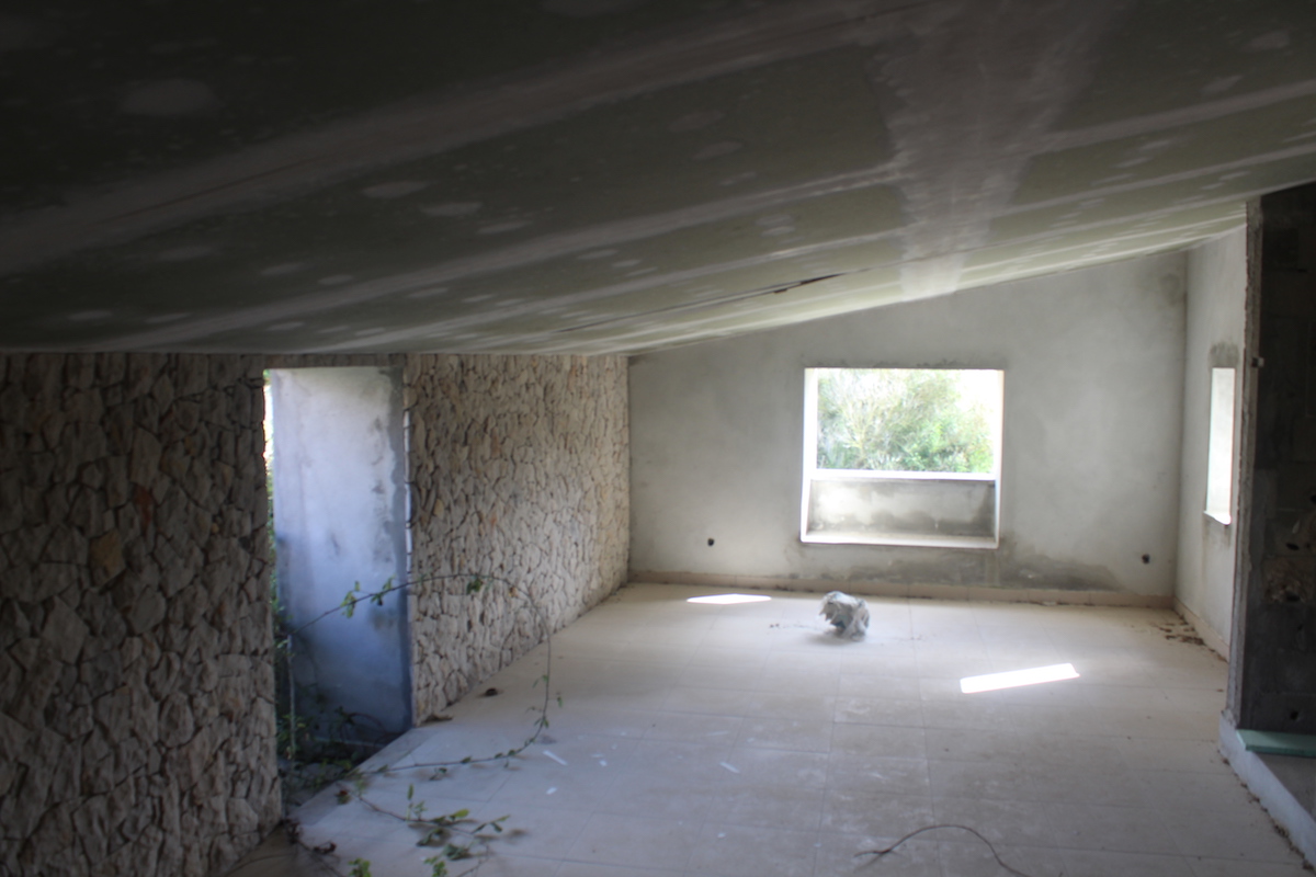 Quintinha por acabar perto da Lourinhã