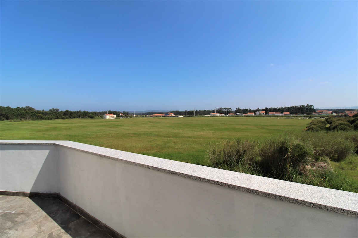 Contemporary detached villa 10 minutes from the beach Silver Coast