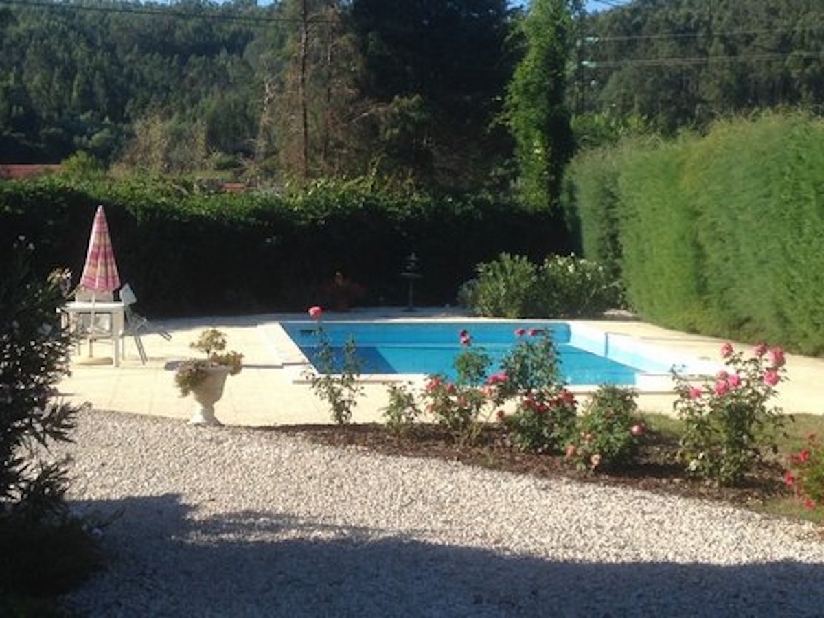 Moradia isolada V3 em Góis com piscina para venda