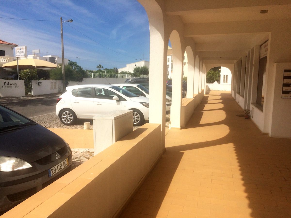 Espaço comercial perto da praia da Oura Albufeira Algarve