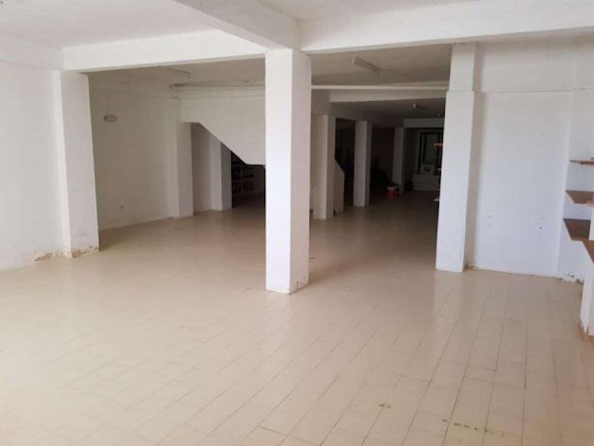 Espaço comercial perto da praia da Oura Albufeira Algarve