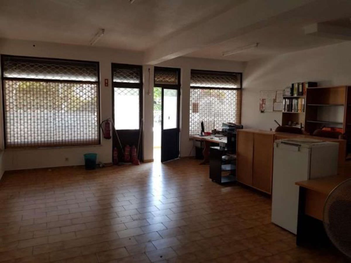 Espaço comercial perto da praia da Oura Albufeira Algarve
