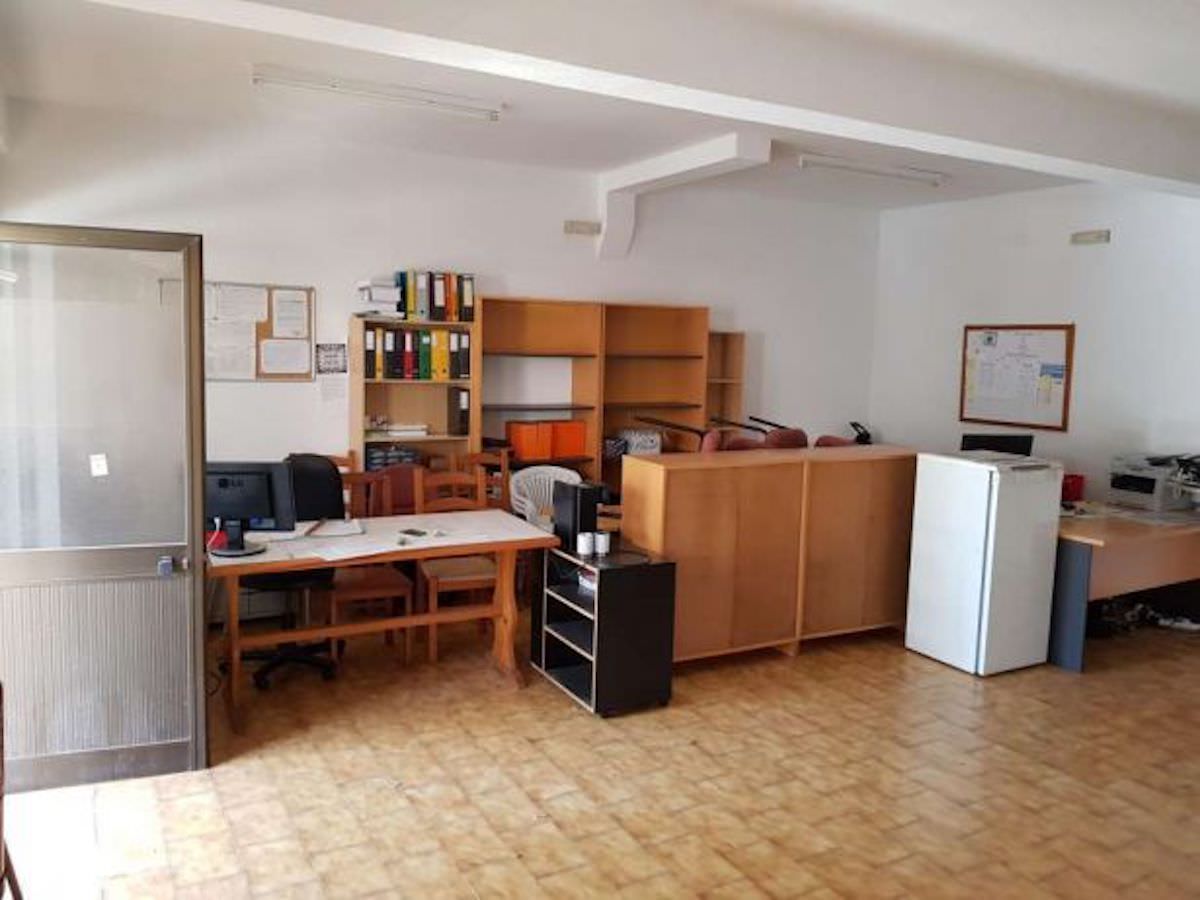 Espaço comercial perto da praia da Oura Albufeira Algarve