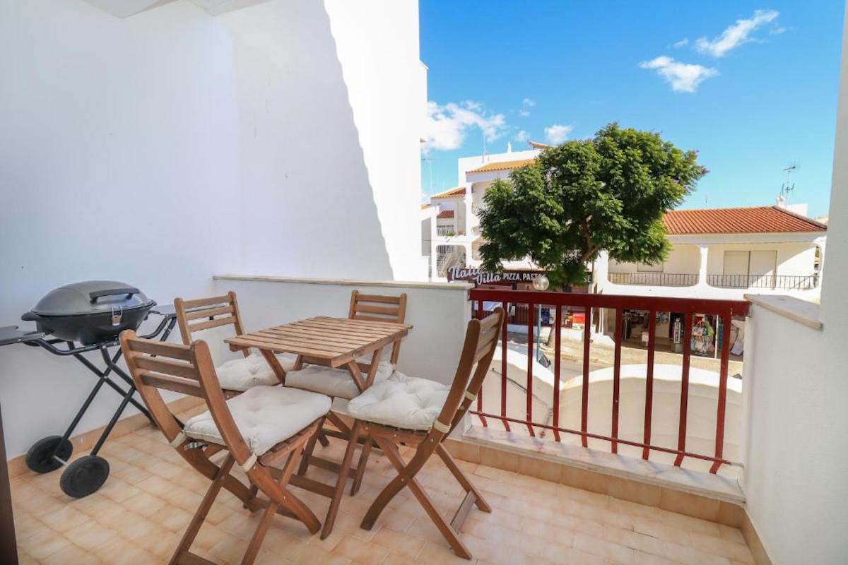 Refurbished 2 bedroom apartment in Albufeira with parking